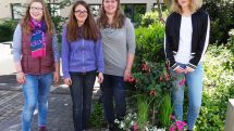 GäGU bepflanzt Kübel auf dem Schulgelände